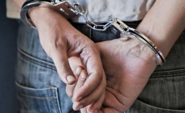 Trafikuan një femër për shërbime seksuale, tre të arrestuar në Prishtinë