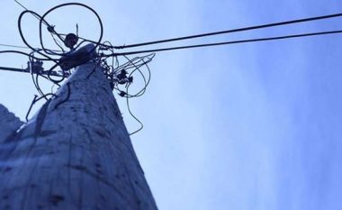 Digjet një shtyllë elektrike në Ferizaj, shkaku i tensionit të lartë