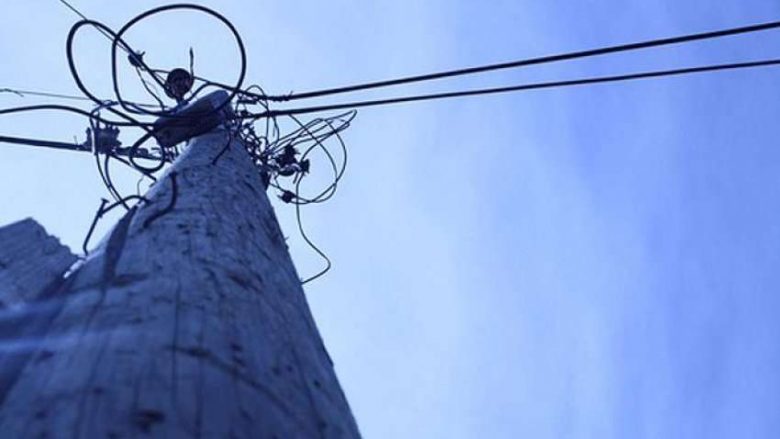 Digjet një shtyllë elektrike në Ferizaj, shkaku i tensionit të lartë