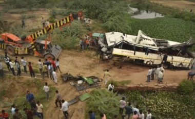 Përplaset autobusi në Indi,  vdesin 29 persona