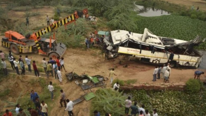 Përplaset autobusi në Indi,  vdesin 29 persona