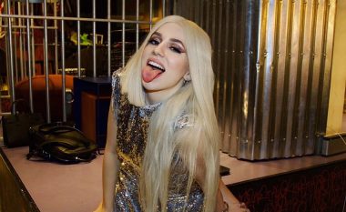 Ava Max në mënyrë të veçantë paralajmëron video projektet e reja muzikore