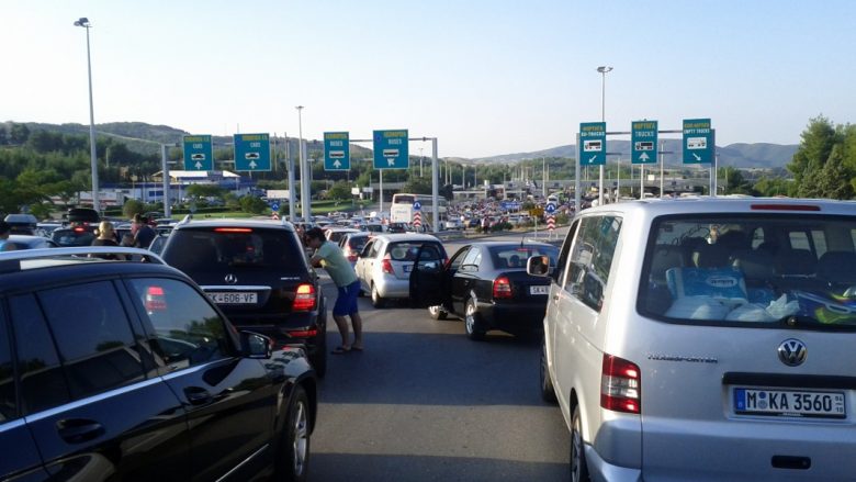 Në vendkalimin kufitar Bogorodicë për dalje nga shteti pritet deri në një orë