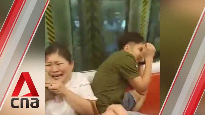 Skena trishtuese në një stacion treni në Hong Kong, momenti kur disa persona të maskuar sulmojnë me shkopinj druri pasagjerët