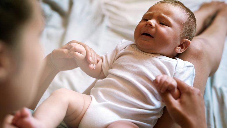 Muajt e parë të bebes: Si ndikojnë stimulimet e jashtme në ngërçet e bebes?