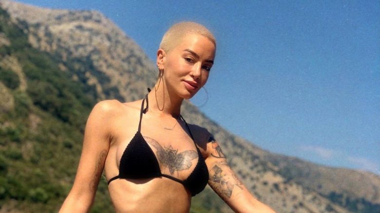 Dafina Zeqiri pozon me bikini të zeza në Sarandë, tregon linjat e përkryera dhe trupin e mbuluar me tatuazhe