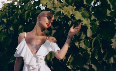 Dafina Zeqiri dhe Lumi B publikojnë klipin e ri “Lule lule”, ripërpunimin e këngës së vjetër të Liliana Qavollit