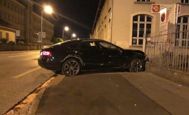 Ishte i dehur, tentoi të ikte nga policia zvicerane – kosovari përplaset me një veturë tjetër, pastaj për një muri