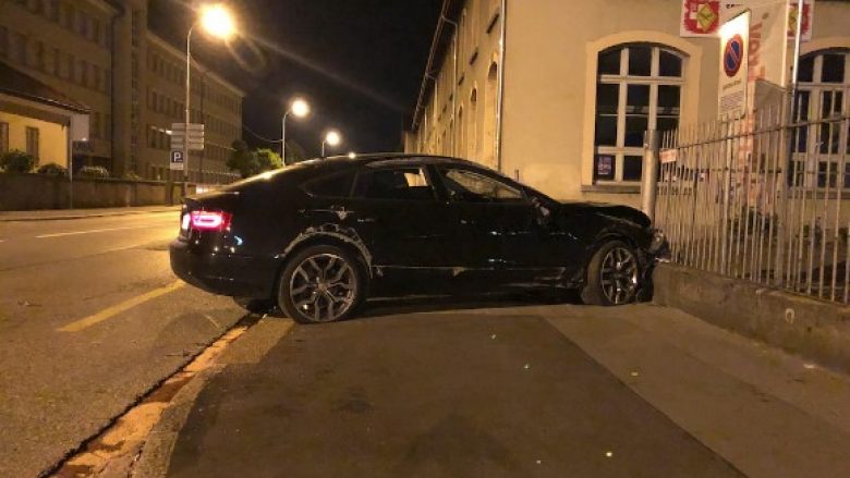 Ishte i dehur, tentoi të ikte nga policia zvicerane – kosovari përplaset me një veturë tjetër, pastaj për një muri
