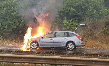 Digjet një veturë në autostradën “Ibrahim Rugova” – lëndohen dy persona