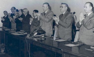 Viti 1978, diskutimet në mbledhjen që shënoi prishjen e Shqipërisë me Kinën, Hysni Kapo: Enver, t’u heqim qendrën e spiunazhit nga Tirana