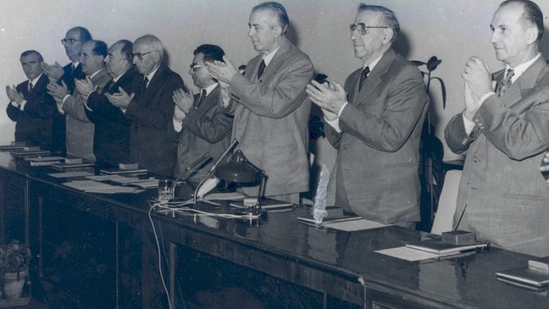 Viti 1978, diskutimet në mbledhjen që shënoi prishjen e Shqipërisë me Kinën, Hysni Kapo: Enver, t’u heqim qendrën e spiunazhit nga Tirana