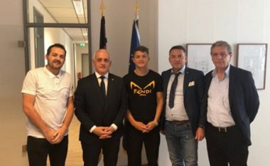 Florent Muslija pajiset me pasaportën e Kosovës