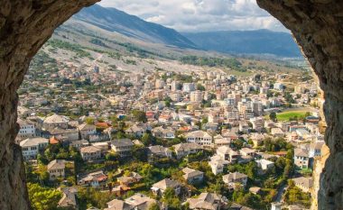Rama fton vizitorët në Gjirokastër, nxjerr pamje nga restaurimet e fundit në qytetin e gurtë
