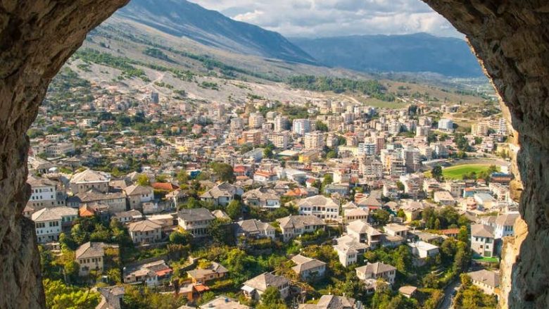 “The Independent”: Nëse s’ju pëlqen rreziku, mos shkoni në Gjirokastër