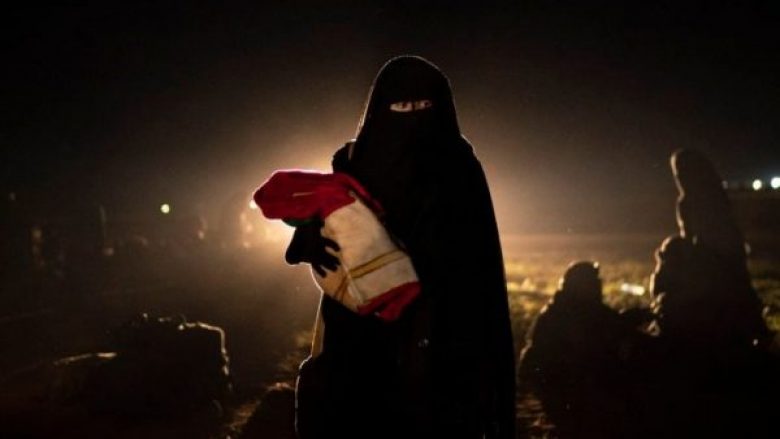 Gruaja refugjate në Siri kërkon të kthehet në Kosovë