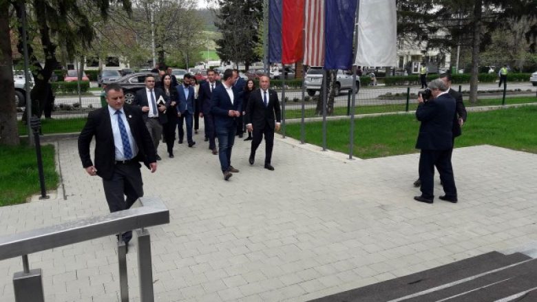 Haradinaj në Kamenicë, takon fermerët dhe hap fushatën e korrje-shirjeve