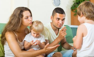 Hulumtimi ka treguar: A janë më të rreptë nënat apo baballarët?