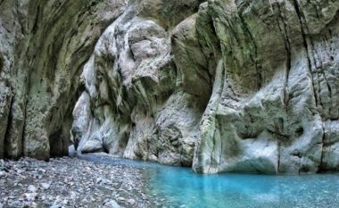 Bllokohen turistët në kanionin e Holtës në Shqipëri, vdes një vajzë