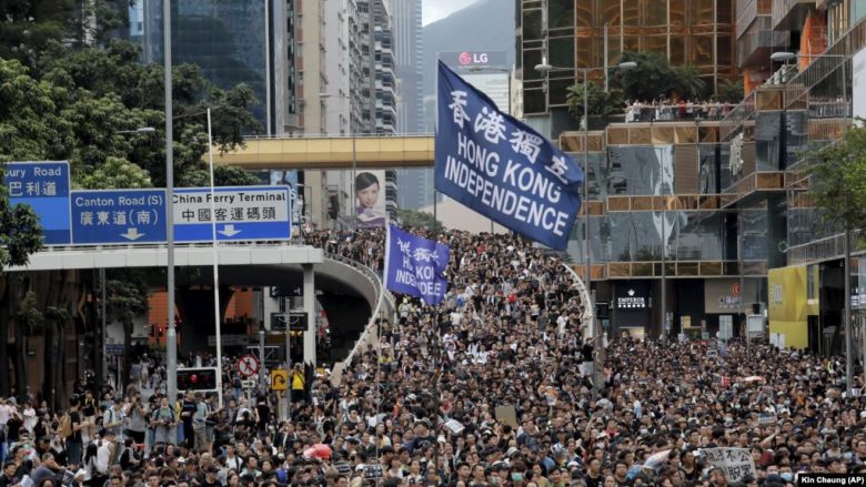 Mijëra protestues në Hong Kong në mbështetje të policisë
