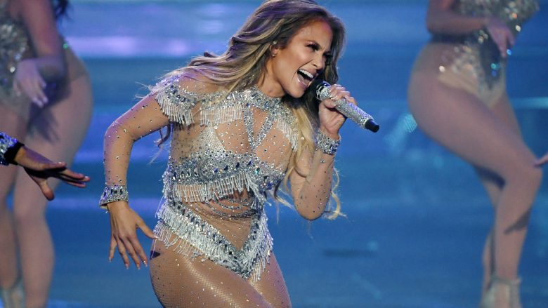 J.Lo ia di vlerën këmbëve: Një minutë e angazhimit të tyre, markave botërore u kushton një milion dollarë