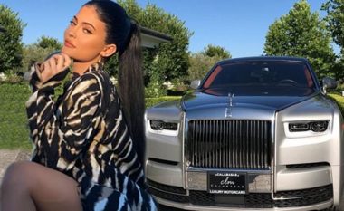 Kylie Jenner prezanton veturën e saj të re luksoze “Rolls Royce Phantom”