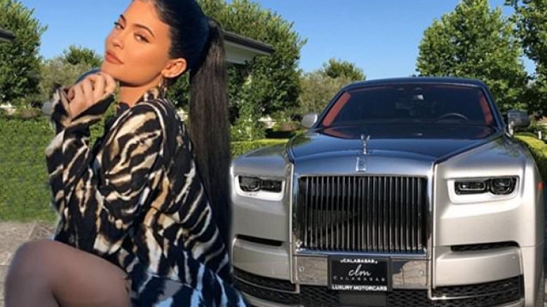 Kylie Jenner prezanton veturën e saj të re luksoze “Rolls Royce Phantom”