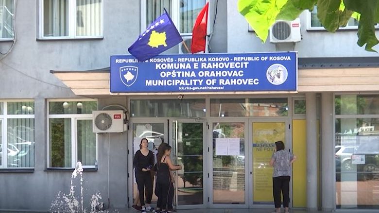 Komuna e Rahovecit lëshon parkingun e saj për mërgimtarët
