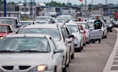 Rritet numri i automjeteve në pikat kufitare të Maqedonisë, koha e pritjes është rreth gjysmë ore