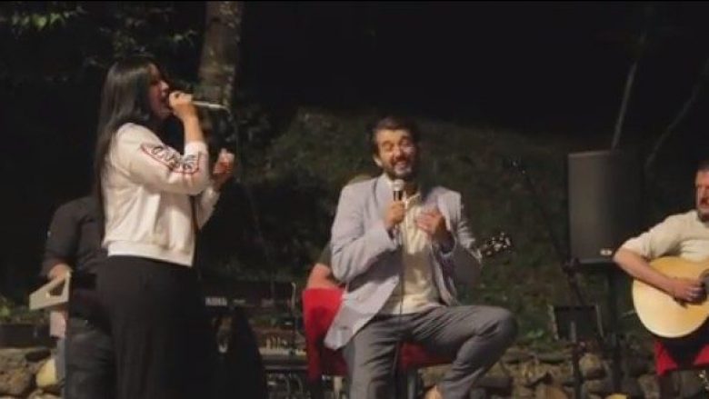Labinot Tahiri këndon me motrën pas 25 viteve
