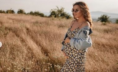 Ariana Fejzullahu në muajt e fundit të shtatzënisë, tërheq vëmendjen me pozat atraktive