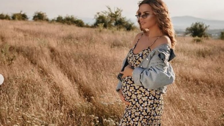 Ariana Fejzullahu në muajt e fundit të shtatzënisë, tërheq vëmendjen me pozat atraktive