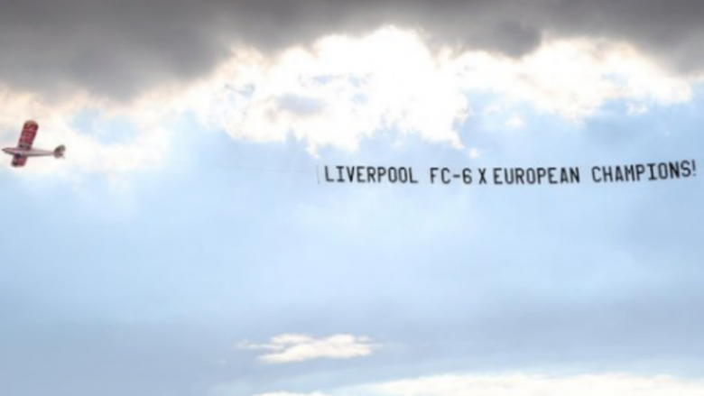 Tifozët e Liverpoolit paguajnë aeroplan me reklamë mbi kampin stërvitor të Unitedit, ia kujtojnë gjashtë trofetë e Ligës së Kampionëve