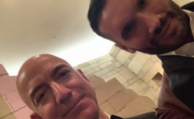 Stilisti shqiptar ‘selfie’ me Jeff Bezos