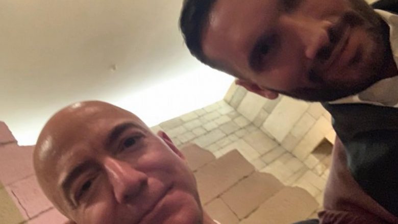 Stilisti shqiptar ‘selfie’ me Jeff Bezos