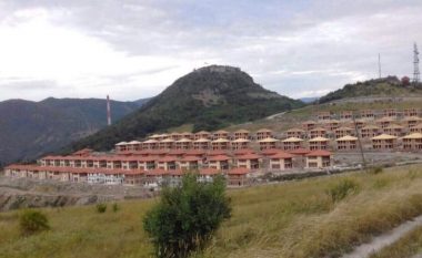Serbia ndërton ilegalisht shtëpi në veri të Kosovës, shtëpitë e shqiptarëve të dëbuar nga Mitrovica në pritje prej vitesh