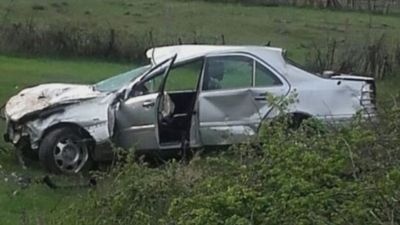 Makina del nga rruga, humb jetën babai dhe plagoset djali në Divjakë