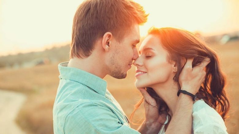 Të puthësh i bën mirë shëndetit tuaj, pesë arsyet pse duhet ta bëni më shpesh