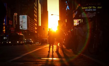 Fenomeni Manhattanhenge, pamje spektakolare nga perëndimi i diellit në New York