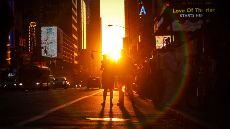 Fenomeni Manhattanhenge, pamje spektakolare nga perëndimi i diellit në New York