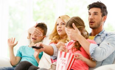 Si ndikojnë skenat e intimitetit në filma te fëmijët