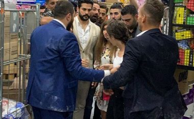 Turma e fansave bllokojnë aktorin Burak Ozçivit në qendrën tregtare, detyrohet të ndërhyjë ushtria libaneze për ta nxjerrë