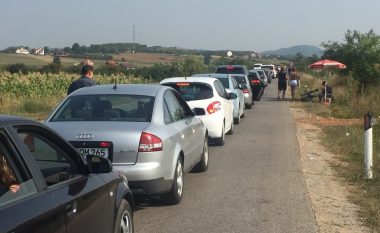 Mbi tri orë pritje për të dalë nga Kosova përmes pikës kufitare Merdare