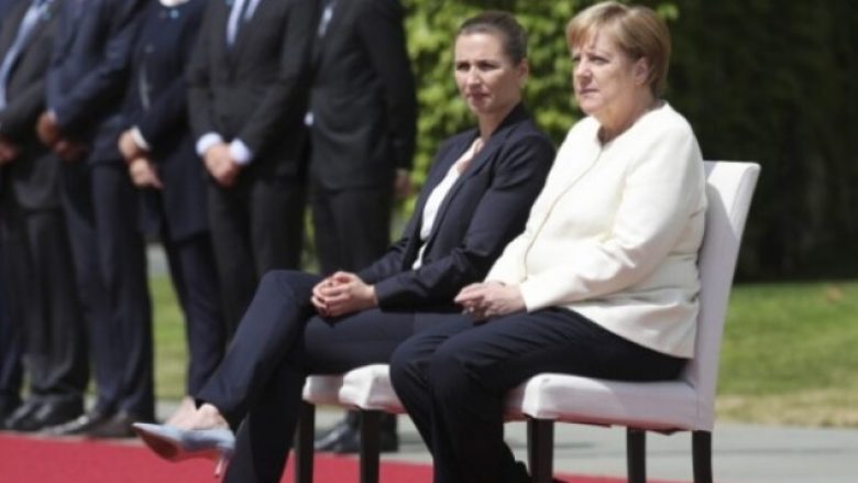 Kancelarja Merkel qëndron ulur gjatë intonimit të himnit