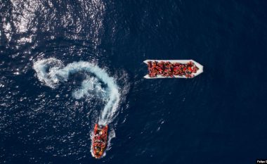 Nxirren 55 trupa nga anija e fundosur në Mesdhe