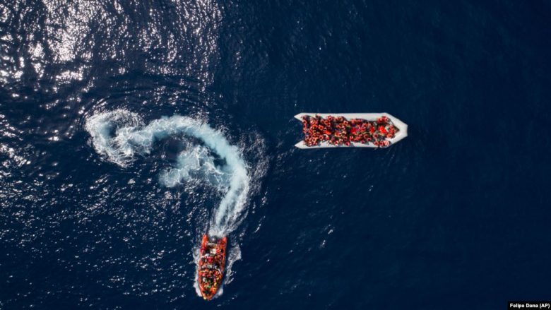 Nxirren 55 trupa nga anija e fundosur në Mesdhe
