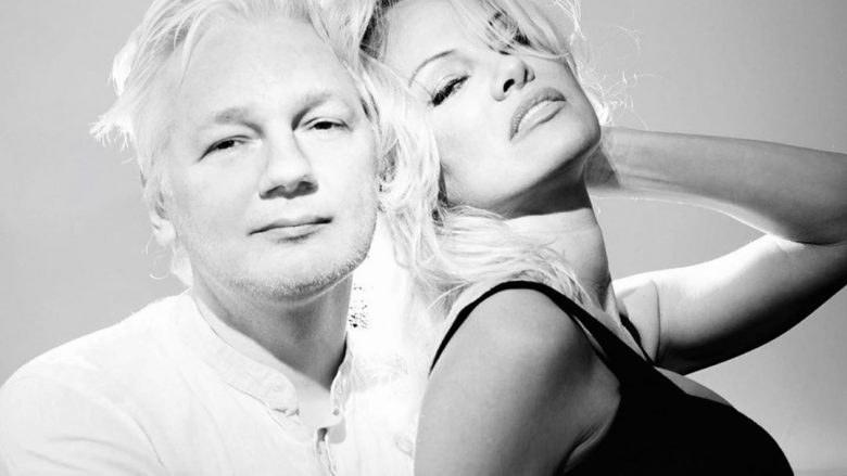 Pamela Anderson në krah të Julian Assange