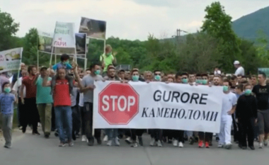 Protestë në rrugën Strugë-Dibër, banorët kërkojnë mbylljen e guroreve në Labunishtë