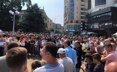 Në Gjakovë u protestua për arrestimin e ish-luftëtarit të UÇK-së, Tomor Morina – u kërkua lirimi i tij