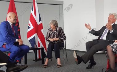 Batutat e Ramës, Theresa May shpërthen së qeshuri
